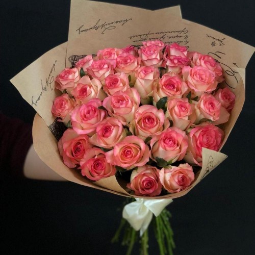 Букет из 31 роз Джумилия с упаковкой 60см