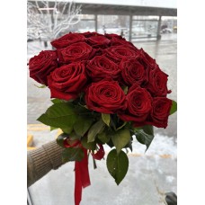 Букет из 19 роз Ред Наоми с лентой 50см