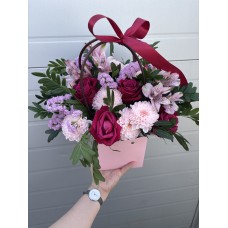 Цветочная композиция малиновых оттенках Цветочная композиция малиновых оттенках