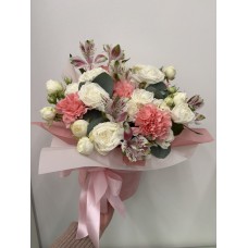 Коробочка с гвоздикой и кустовой розой