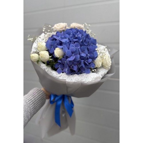 Букет гортензия с кустовой розой в упаковке