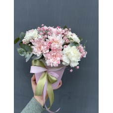 Коробочка с хризантемой и гвоздикой