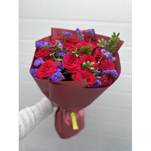 Букет из розы Ред Наоми и Статицы